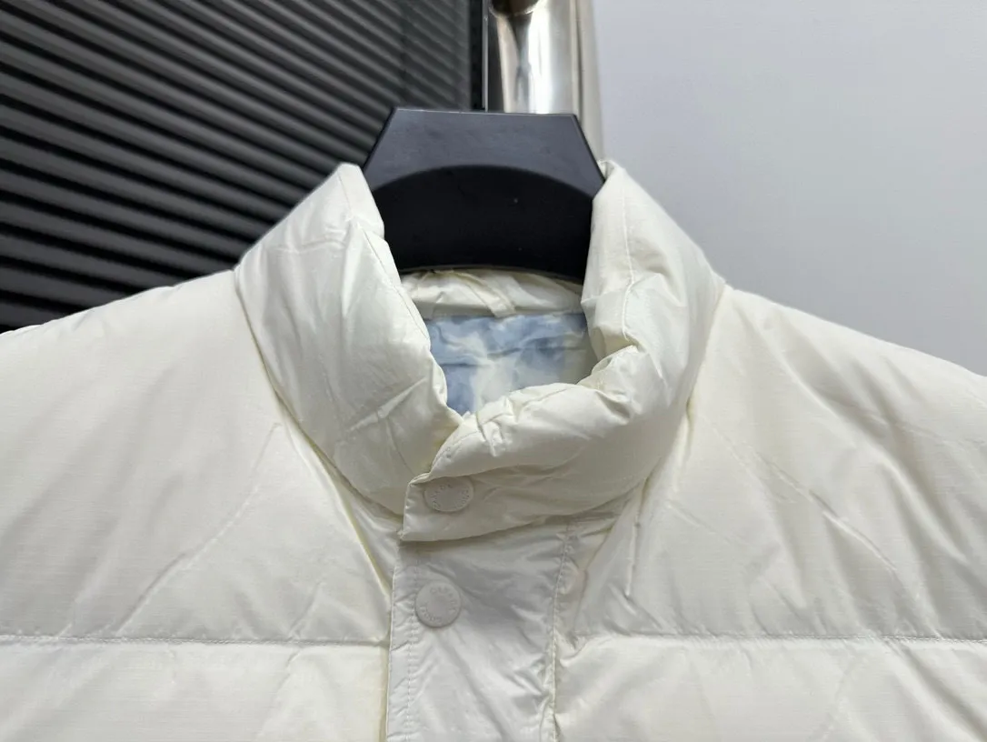 P480 [Canadagoose] Canada Goose White Label Glacier Down Vest Canada Goose's new "Northern Lights Series" down vest Canada Goose's new "Northern Lights" Northern Lights White Label down vest is now available! The light and layered colors give people the feeling of being trapped in the mist around icebergs and glaciers. It can be said to be very dreamy! Original YKK zipper, Size:XS-XXL